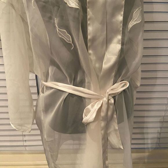 𝅺victoria’s secret sheer robe‎ color is white size medium great condition - Picture 4 of 7